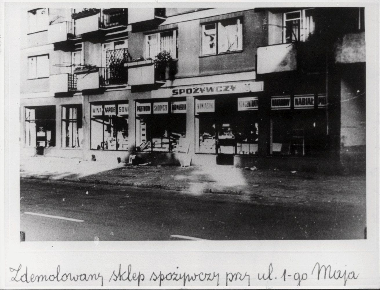Archiwalne zdjęcie zniszczeń w Radomiu po wydarzeniach czerwca 1976
